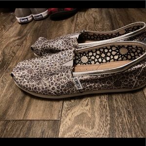 Womens tom slip ons size 6